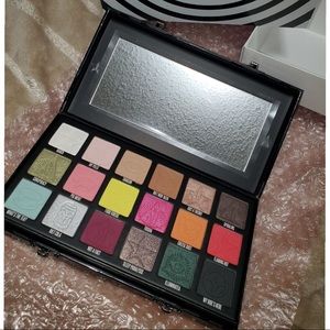 The Conspiracy paletteJeffree Star X Shane Dawson